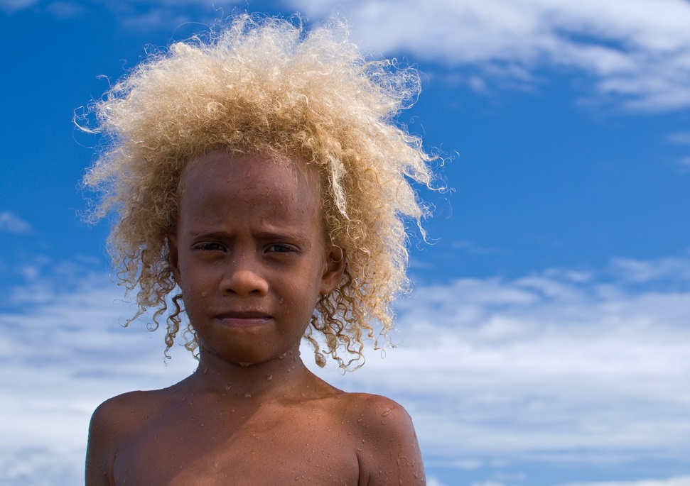 來自美拉尼亞群島的萬那杜（Vanuatu）金髮女孩（圖／Wikipedia.commons）