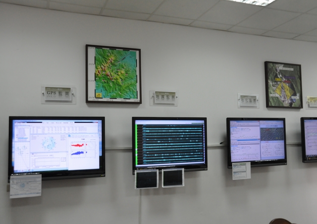 大屯火山觀測站中的即時監測儀器傳回的影像，從左而右分別是大地震量監測、微震監測、地球化學監測，以及即時影像與地磁變化(右邊被裁切處)。（圖片來源：潘昌志）