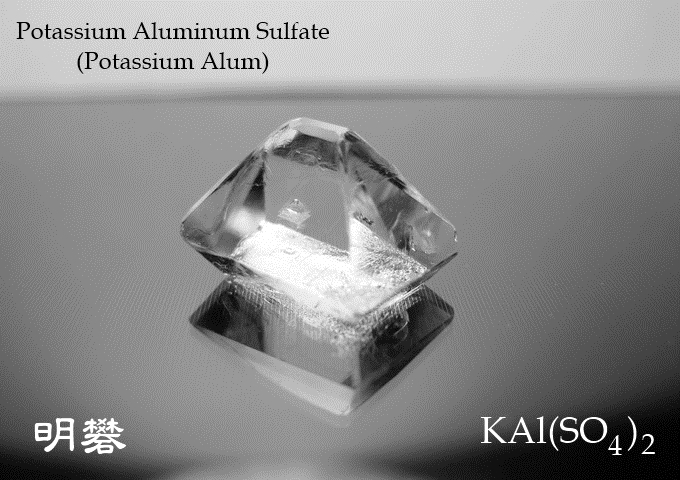 明礬（potassium alum）晶體。（圖／Ｗikipedia）