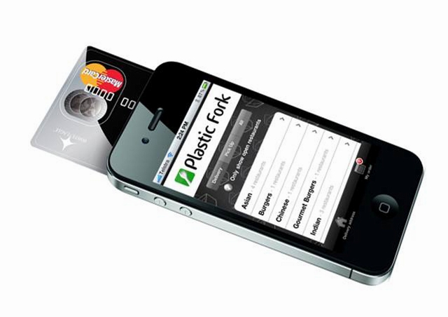 手機和信用卡功能結合示意圖。行動裝置可以讀取信用卡資料，以進行交易付款。（圖 / wheredidgogogo，Flickr）