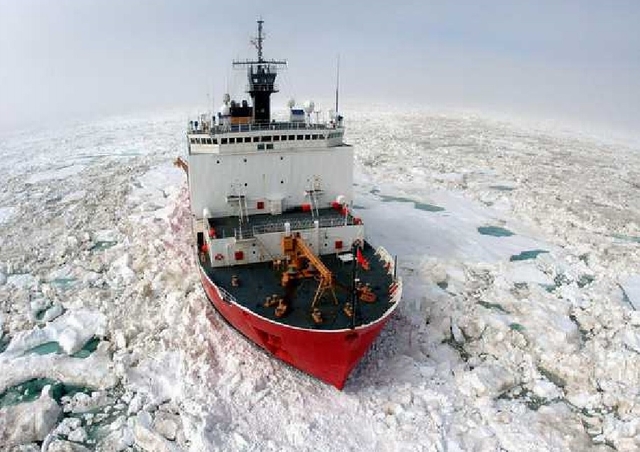 隨著全球暖化造成北極海冰融解加劇，未來進入北極海將不再需要破冰船。（圖片來源：2006 PRENTICE DANNER / 美聯社）