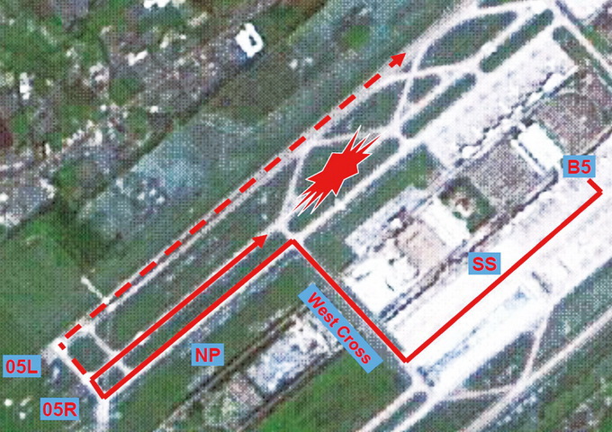 新航SQ006班機提早右轉，進入跑道中段施工封閉的05R跑道，在起飛滾行過程中撞擊重型機具，造成航機爆炸起火。