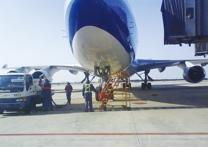 在機場工作的飛機維修人員平常承受風吹、日曬與雨淋，甚至是身處酷熱或寒冷的環境中。