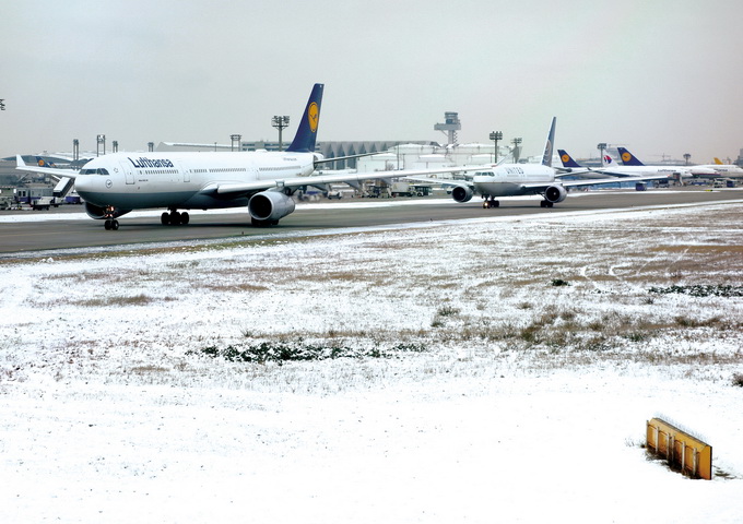 飛行員要面對的惡劣天候，包括風切、亂流、低能見度、雨雪等。圖中是法蘭克福機場在下過雪後滑行道面的情況，當下雪情形嚴重時，飛機必須經過嚴格除冰程序後才能離場，甚至要延遲起飛。
