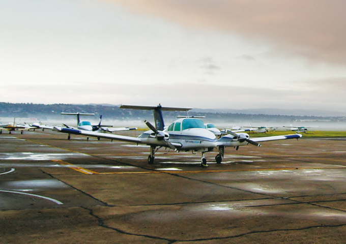 佩拉菲爾德機場（Parafield Airport）FTA 飛行訓練學校位於南澳阿得雷德市郊的佩拉菲爾德機場，該機場具備 4 條跑道，助導航設施與塔台等，機場距離阿得雷德國際機場（Adelaide International Airport）僅 10 海里，空域臨近雷達管制空域、無管制空域以及特有的訓練空域，相當適合各項訓練，加上南澳四季宜人的氣候，極適合做為飛行訓練的場地。