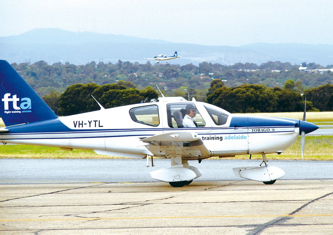 筆者赴澳洲阿得雷德飛行訓練學校（Flight Training Adelaide, FTA）受訓時，第一階段所使用的訓練機種－法製單螺旋槳四人座小飛機 SOCATA TB-10 Tobago。飛行結束後，教練與學員駕駛飛機滑回機坪區並做課後提示。
