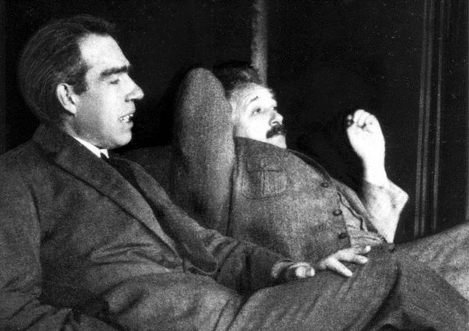 玻爾（左）與愛因斯坦（右）圍繞著對「量子力學」的解釋問題展開過爭論，而且長達30年之久。