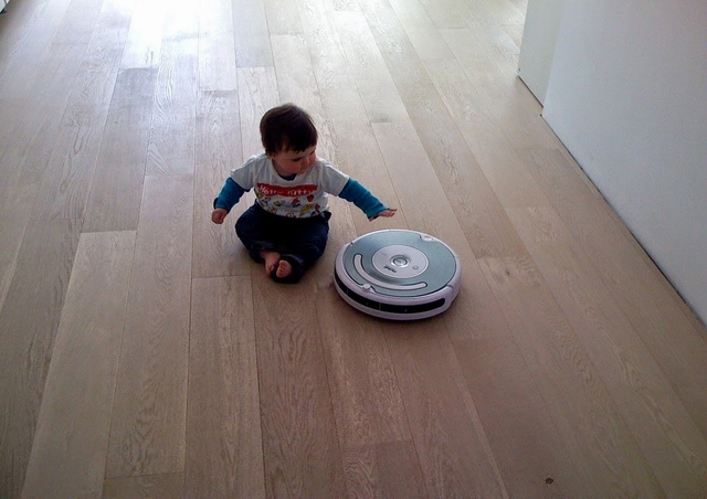 掃地機器人Ramboo與家中幼童。（圖／mobileinformationlab，CC BY-NC-ND 2.0）