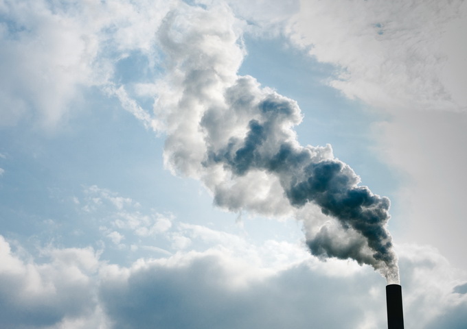 大部分的空氣汙染源來自火力發電與汽機車等交通工具。
