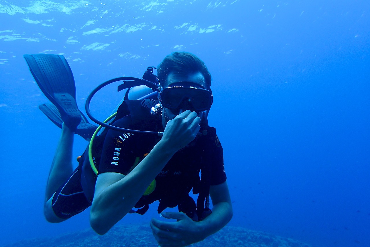 潛水員正在潛於海中。「氦」很難溶解在血液中，利用氦氣和氧氣混合製成混合空氣供給潛水員，保護他們免於潛水夫病。（圖 / Pixabay）
