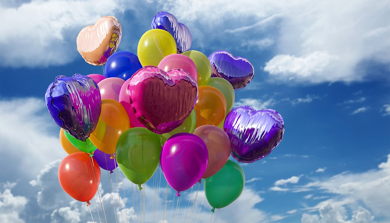充滿氦氣的氣球飄在湛藍的晴空中。氦是惰性氣體，性質穩定，用來代替容易爆炸肇禍的氫氣充填氣球和飛艇，為人類航空和高空氣象探測等事業服務。（圖 / Pixabay）