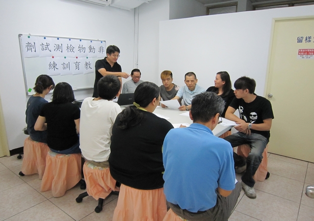 郭教授研究團隊在會員公司進行教育訓練。（圖片來源：郭俊成教授）