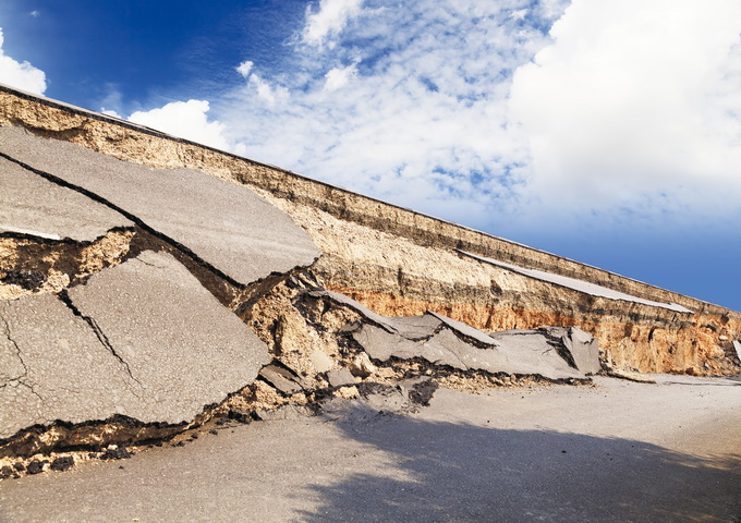 地震發生後岩石和上面的柏油鋪面都破裂了（圖片來源：種子發）