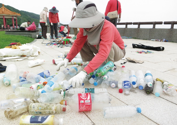 即使回收率很高，淨灘時仍能撿到許多寶特瓶。