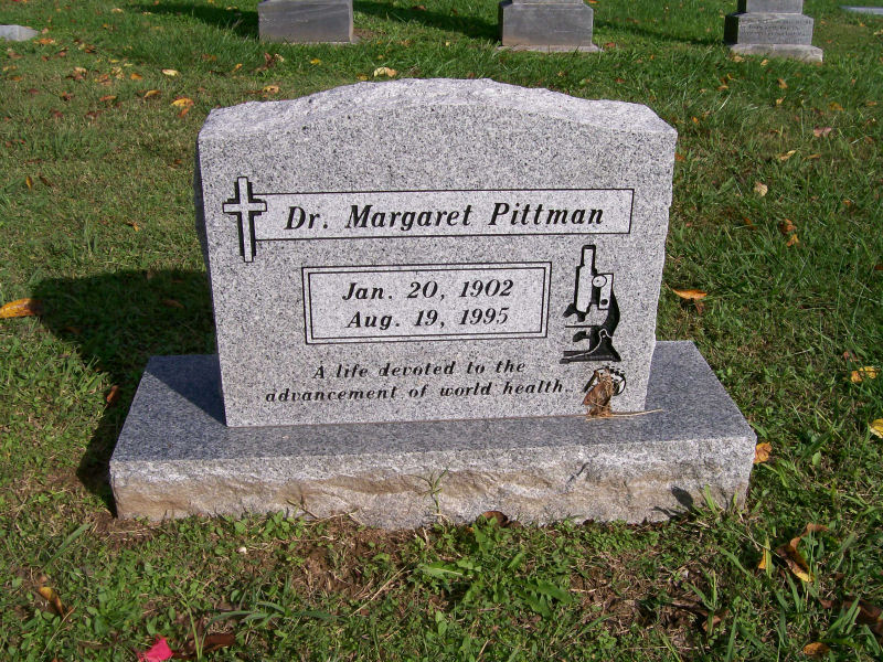 安葬在故鄉的皮特曼博士墓穴碑文「一生奉獻給促進世人的健康」蓋棺論定她一生的成就。（圖／Ctwarto，Find a Grave）