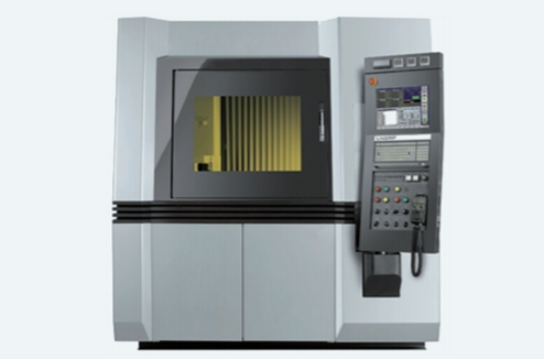 採用雷射熔融和高速銑削複合加工法的複合加工機。