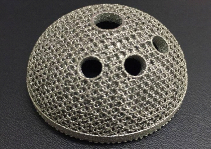 電子束3D列印技術製造出的鈦合金髖關節球頭。