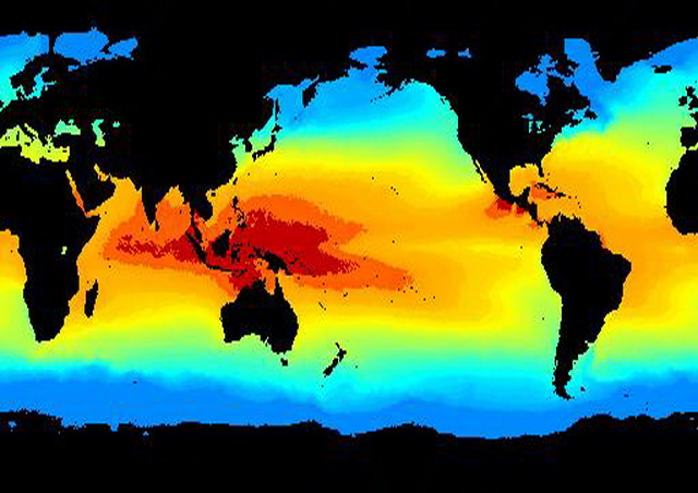 圖二、海洋表面溫度分布，圖中黑色表陸地或海冰，暖色系表溫度高、冷色系表溫度低。全球海面溫度最高的地點是在西太平洋赤道周遭(圖中深紅色處)，稱為西太平洋暖池。（圖／撰稿團隊）