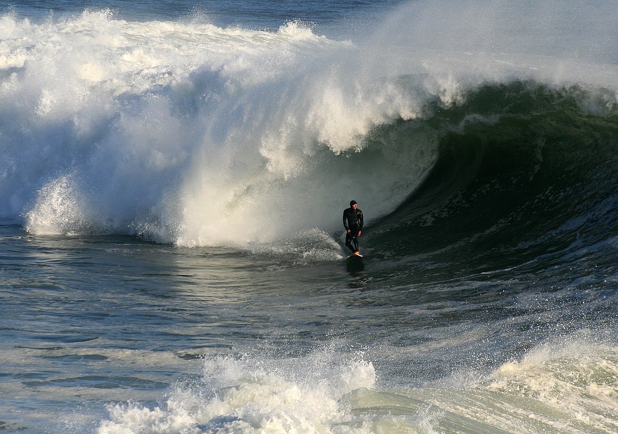 湧浪到達岸邊時波高增加，尖銳度到達一定程度發生破碎，激起巨大浪花。（圖／Brocken Inaglory，wikipedia）