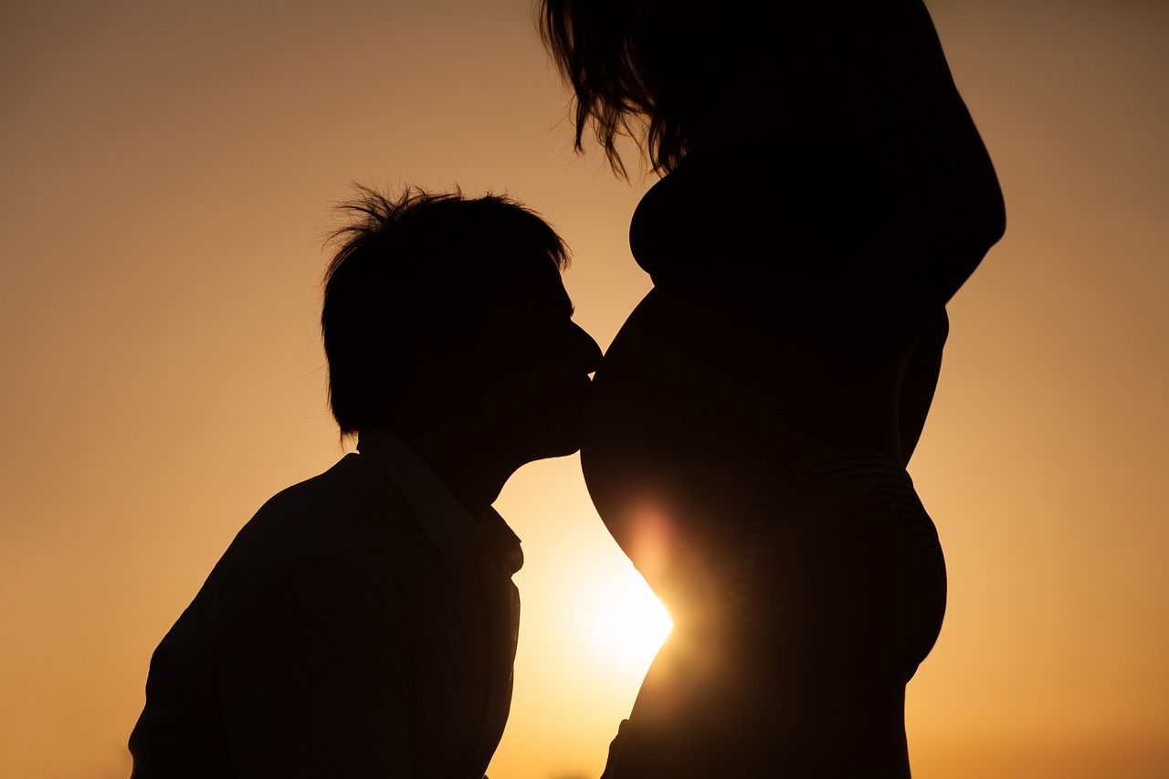 準媽媽在懷孕期間需要家人及伴侶的關心與支持。（圖片來源：Pixabay）