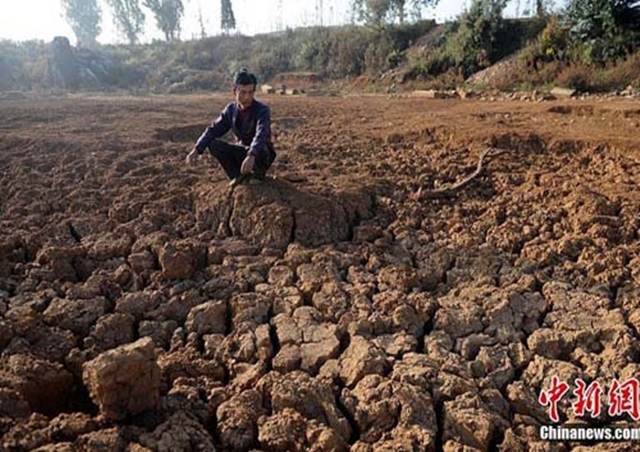 2012年2月20日，雲南昆明石林，水庫無水，地面龜裂。（圖 / 撰稿團隊取自中國氣象報社）