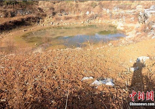 2012年2月20日，雲南昆明石林，村子的池塘只剩下一點點水。（圖 / 撰稿團隊取自中國氣象報社）