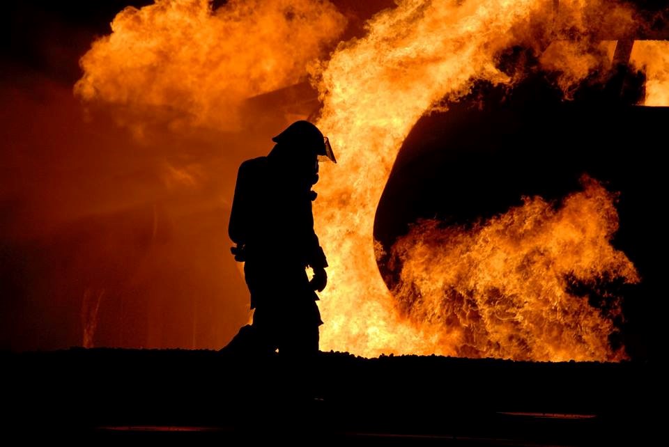 可怕的火災現場及奮戰中的消防人員(圖片來源：Shutterstock免費授權)