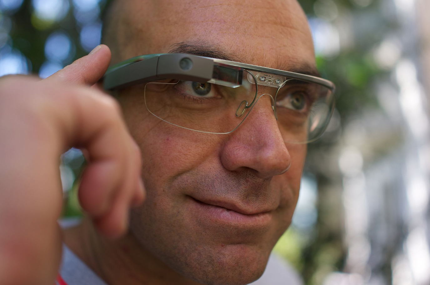 GOOGLE公司的「Google Glass」，曾被視為AR的指標性載具；雖然其在 2015年終止生產，但迄今仍有諸多科技大廠，積極投入後續的研發。(圖／維基百科)