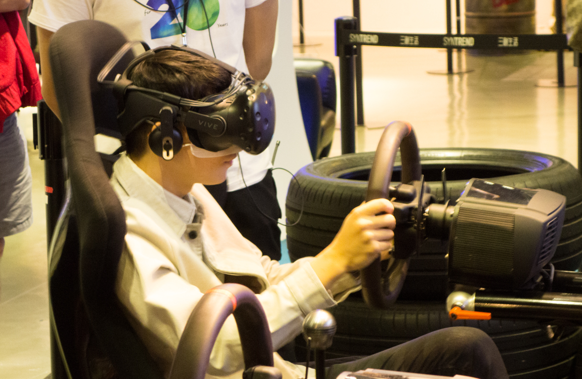 VR技術當今常被應用于注重「沈浸式」感受的遊戲中。圖中消費者所戴的頭盔，即為VR所需要的載具。