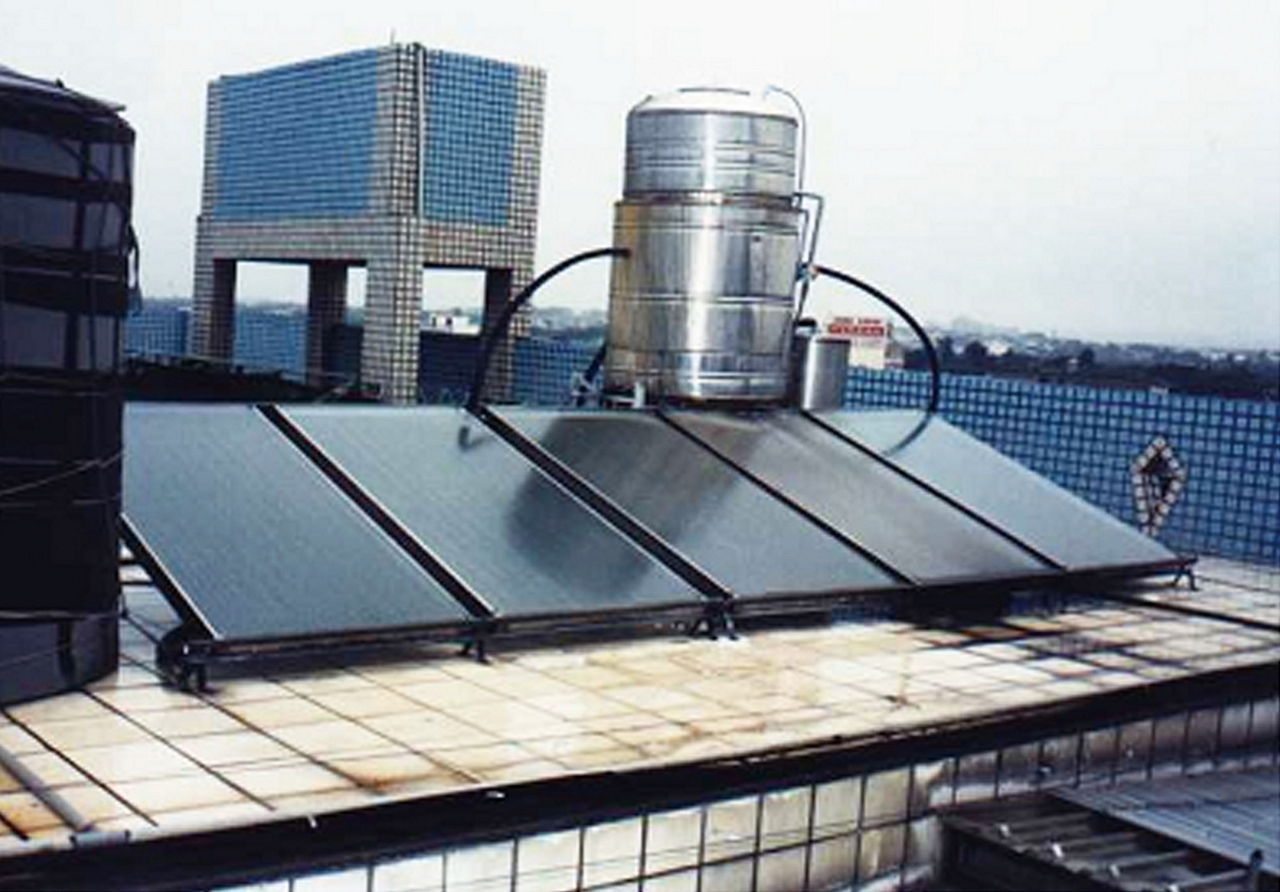 我國太陽能熱水器（系統），在中南部民宅屋頂隨處可見。