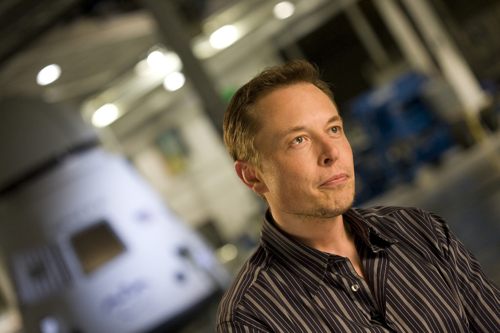 1971年出生的伊隆·馬斯克（Elon Musk），在矽谷創業圈幾乎無人不知，除了PayPal和特斯拉以外，他的瘋狂創業還包括了太空科技，希望讓火箭成本變得更低，能讓更多人上太空。圖為伊隆·馬斯克 Elon Musk 2008年拍攝之照片(fickr:OnInnovation)。