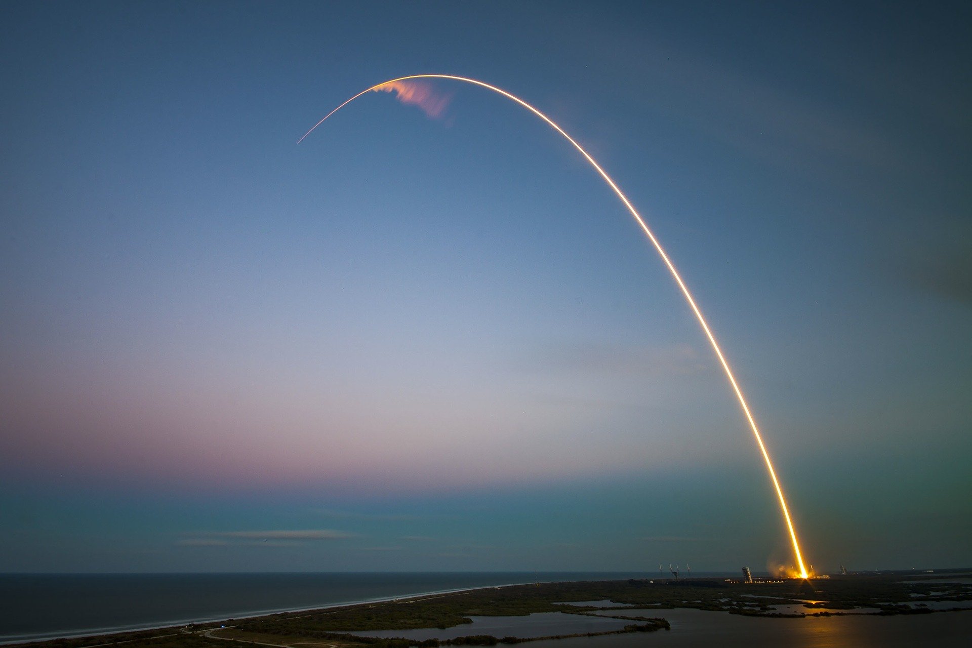 利用火箭帶著衛星到達高空後，在足夠又不會過快的速度之下，衛星既不會掉落地面，也不會脫離地球跑走。（圖／Pixabay）