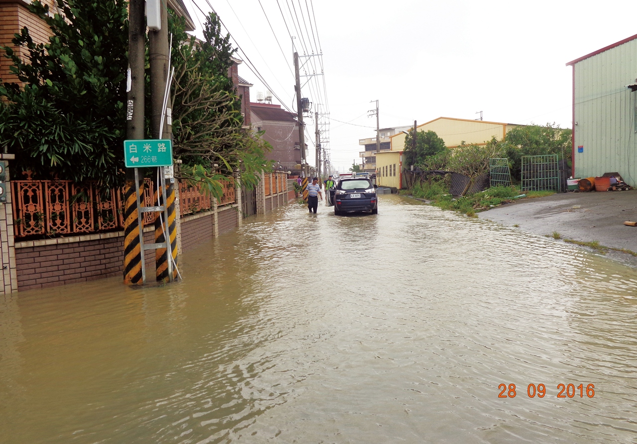 2016年梅姬颱風於典寶社區內水淹水。（圖／颱洪中心）