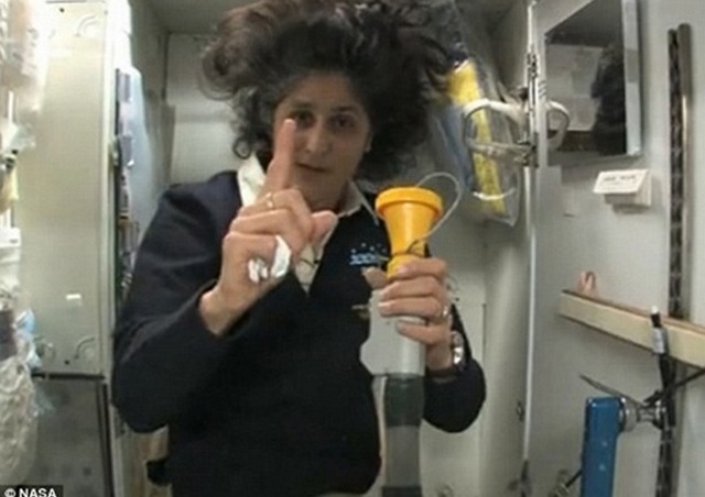 太空人介紹如何使用尿管與太空馬桶。（圖／Nownews）