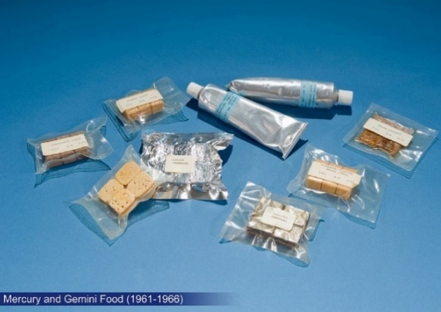 早期的太空食物多為牙膏狀以便擠入口中，或是液壓處理成小方塊。（圖／ettoday新聞雲，http://www.ettoday.net/news/20130226/167752.htm）