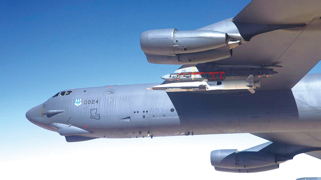 波音∕美國空軍X-51 Waverider掛載於B-52左翼下準備發射。（圖片來源：https://www.youtube.com/watch?v=CMfEetSmxz4）