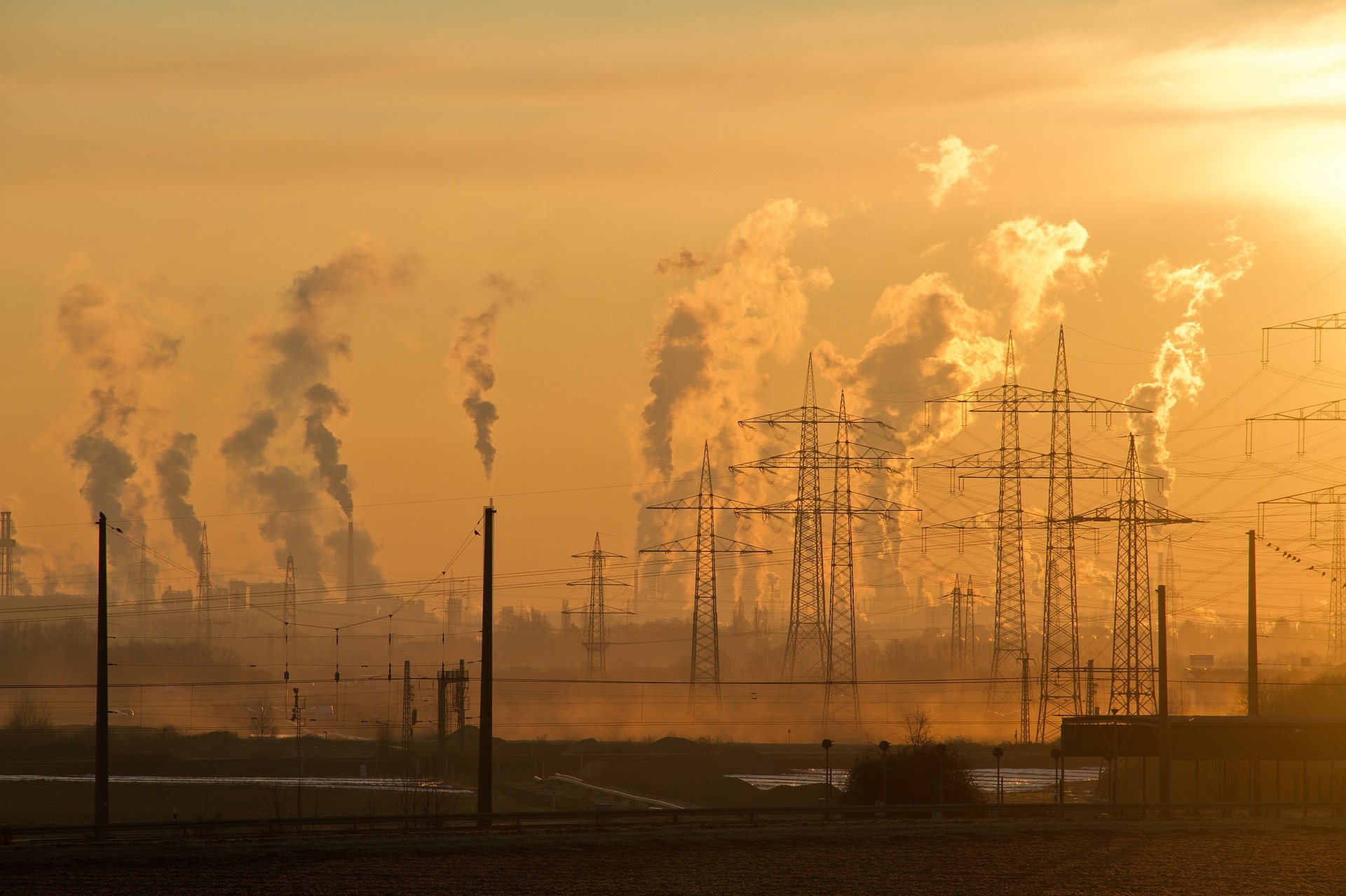 燃煤發電雖然便宜，卻會造成空氣汙染，更產生大量的二氧化碳促進地球暖化。（圖／Pixabay）