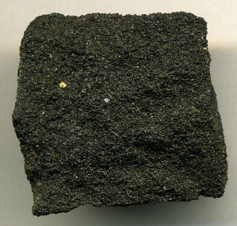開採自美國加州的焦油砂礦石。（圖／Wikipedia，James St. John，https://zh.wikipedia.org/wiki/%E6%B2%B9%E7%A0%82#/media/File:Tar_Sandstone_California.jpg）
