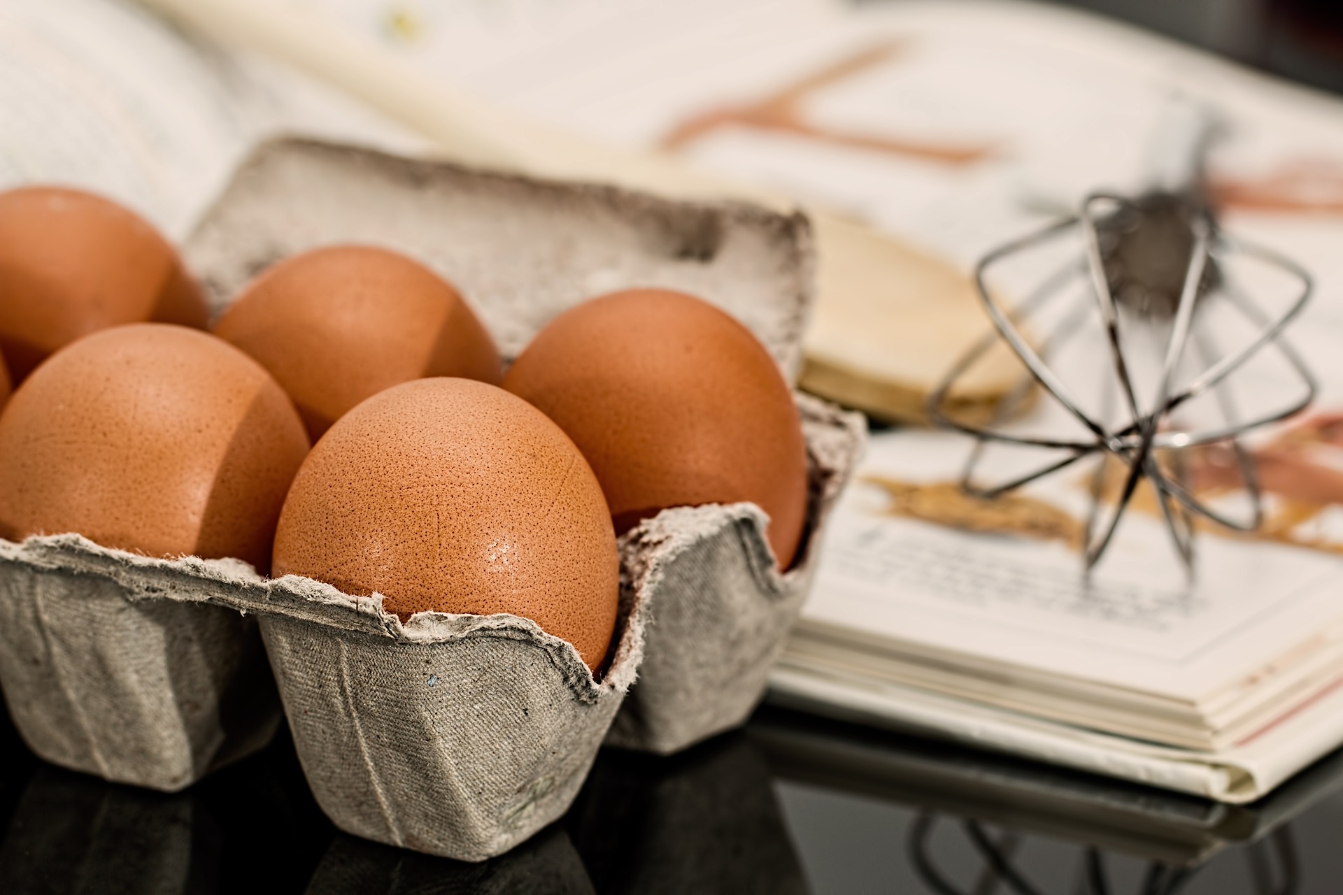 農委會有訂定散裝雞蛋溯源標示制度，蛋箱上會黏貼雞蛋溯源標籤貼紙、二維條碼（QR code）、畜牧場個別溯源碼及保鮮日期，可供消費者透過手機掃描查詢相關資訊及方便農委會進行抽驗。（圖片來源：Pixabay 作者：stevepb）