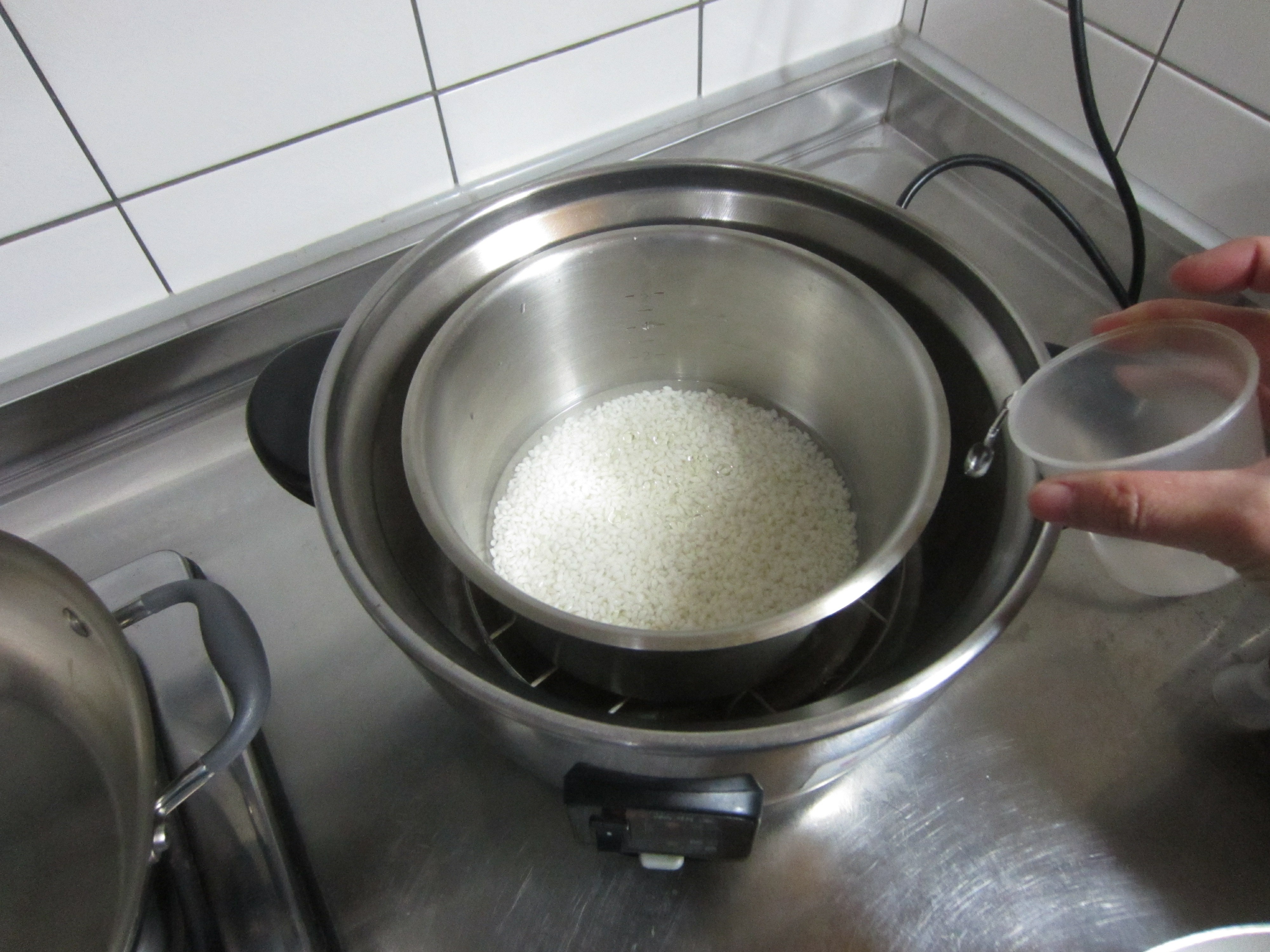 在外鍋放入1個量米杯的水量。(圖片提供：高苡甄)