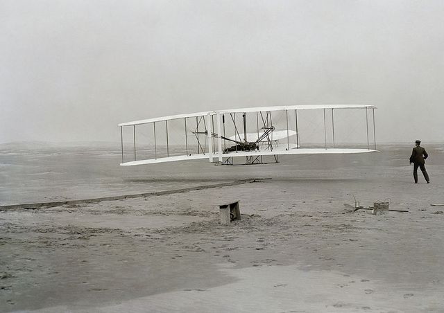 1905年萊特兄弟的飛行者的改版飛機正準備試飛。（圖／Wikipedia）