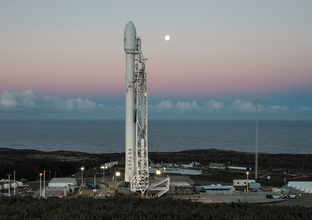 銥-1衛星等待由Falcon火箭發射 ( 圖片來源：https://www.flickr.com/photos/spacex/31450835954/ )