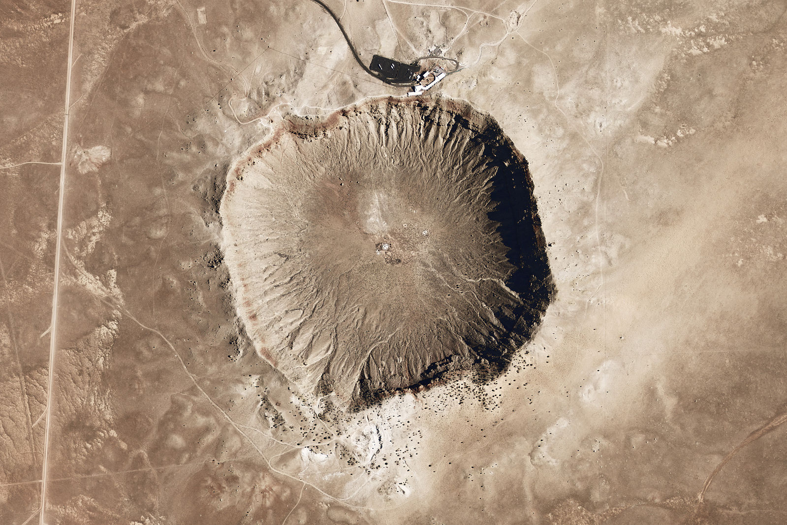 位在美國亞利桑那州的巴林傑隕石坑。（圖／NASA，Wikipedia）