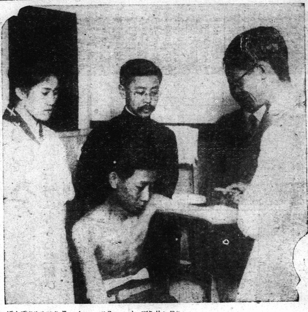 杜聰明博士(右)在臺北更生醫院為鴉片癮患者注射鹽酸嗎啡進行矯正。（圖／《臺灣日日新報》，1930.01.23，第二版。）