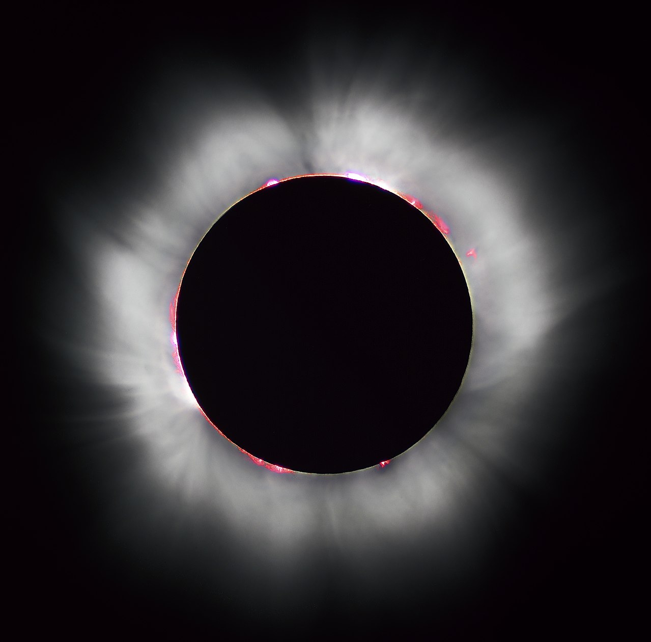 1999一次的日全食，可肉眼看見清晰的日冕（圖／Luc Viatour，Wikipedia）