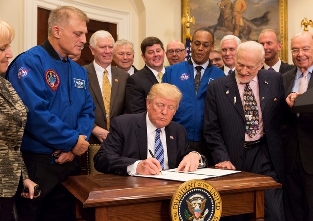 美國總統川普2017年簽署法案重啟美國國家太空委員會。(圖片來源：白宮資料檔案)