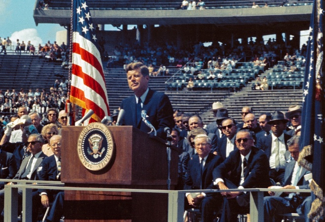 1962年美國總統甘迺迪向國人宣示登月目標及所具意義。(圖片來源：NASA)