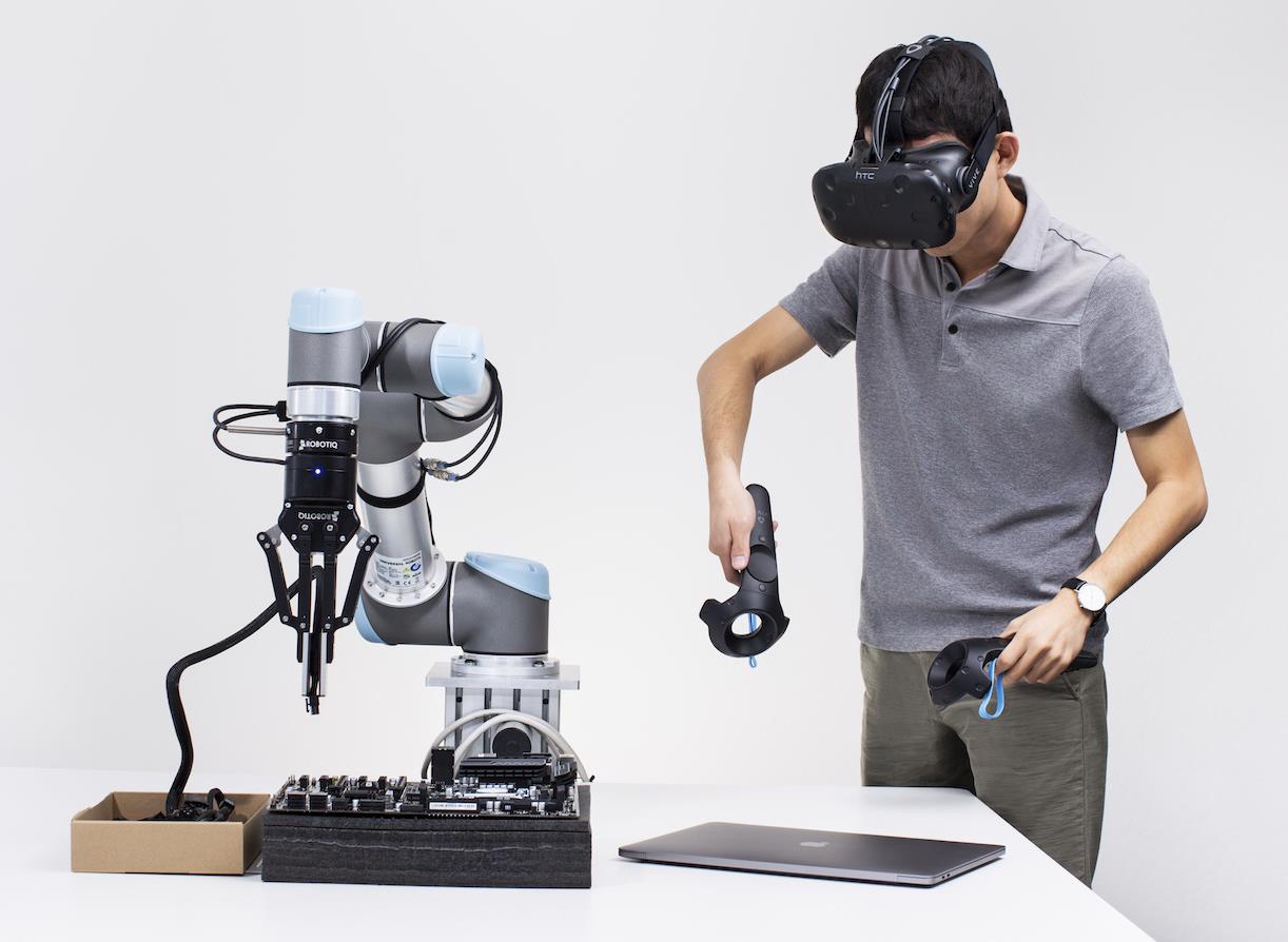 研究人員正透過VR向機器人示範動作及教學(圖片來源：https://goo.gl/qGwE2e)