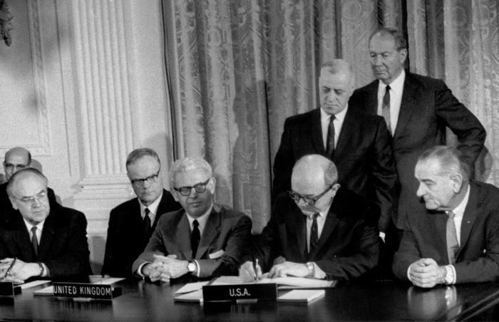 1967年「國際太空公約」開放各國簽署歷史照片。(圖片來源：聯合國太空事務辦公室)