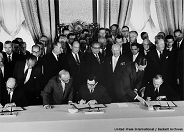 美、蘇1963年在莫斯科簽署「部分禁止核試驗條約」(PTBT)。(圖片來源:聯合國資料照片)